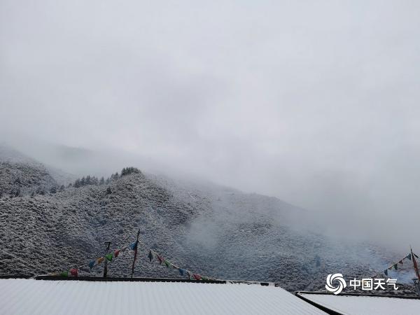 甘肃迭部迎来今年下半年首场雪 地面一片白茫茫