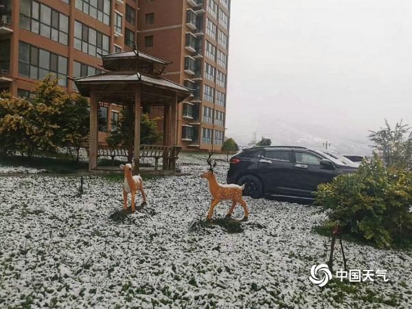 甘肃迭部迎来今年下半年首场雪 地面一片白茫茫