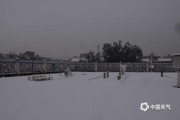 甘肃广河现今年下半年首场降雪 积雪深达10厘米