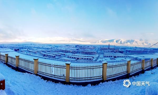 青海东部现今年下半年首场降雪 大地银装素裹