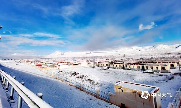 青海东部现今年下半年首场降雪 大地银装素裹