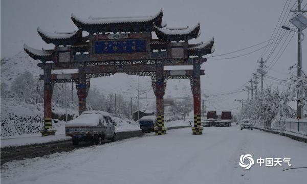 青海东部现今年下半年首场降雪 大地银装素裹