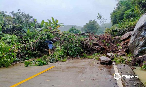 海南强降雨持续 局地出现内涝或山体滑坡