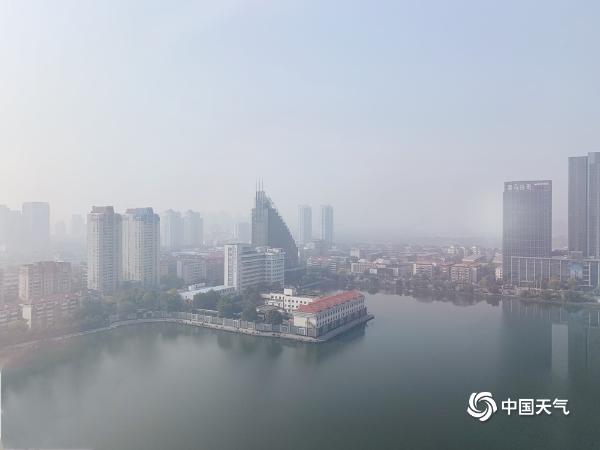 雾和霾影响天津 能见度不佳高楼若隐若现