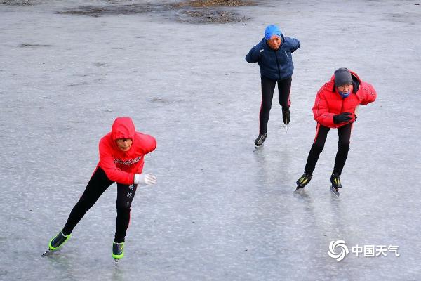 内蒙古滑冰爱好者冰上起舞 尽享冬日乐趣