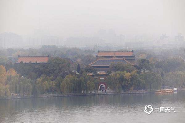 北京霾天气继续 北海太液池远眺似“遮纱”