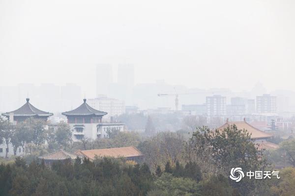 北京霾天气继续 北海太液池远眺似“遮纱”