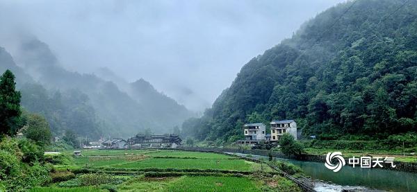 湖南湘西矮寨薄雾弥漫 青山绿水如入仙境