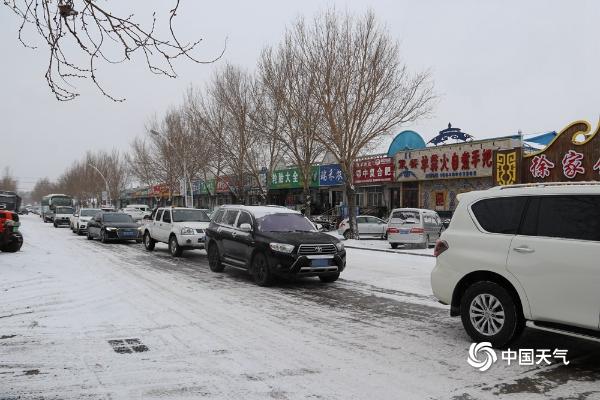 感受冬之气息 内蒙古呼伦贝尔等地雪花飘落