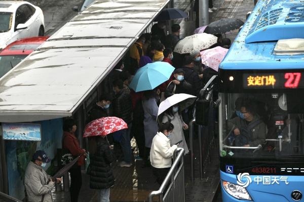 雨扰京城能见度不佳 早高峰汽车排长龙