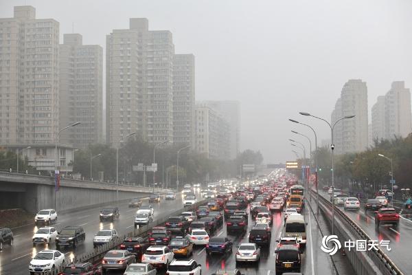 雨扰京城能见度不佳 早高峰汽车排长龙