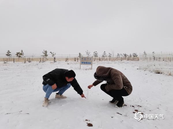 内蒙古多地出现降雪 航拍视角看雪中现场