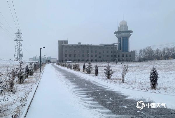 青海大部出现降雪致部分高速路积雪结冰