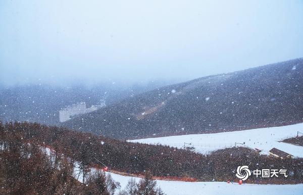 河北崇礼迎来入冬首场降雪 滑雪爱好者雪中驰骋