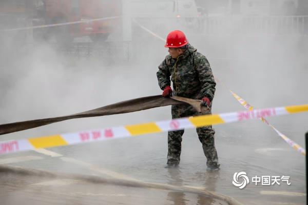 吉林柴草市供热管道爆裂 工作人员冒雨抢修
