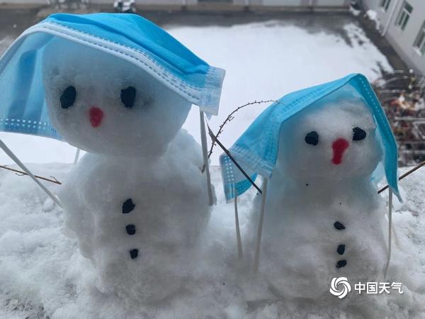 内蒙古下雪了 一组图看形态各异的雪人