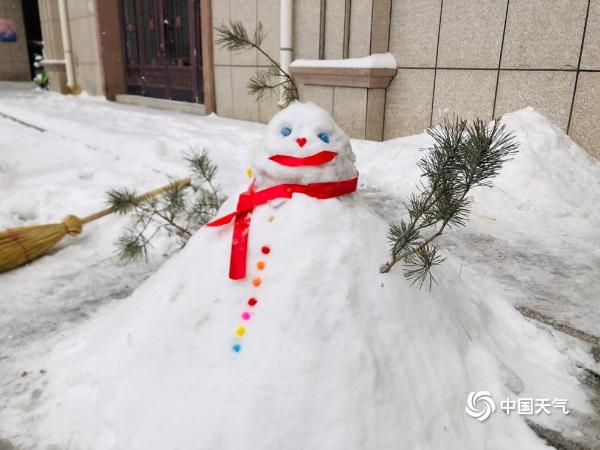 内蒙古下雪了 一组图看形态各异的雪人
