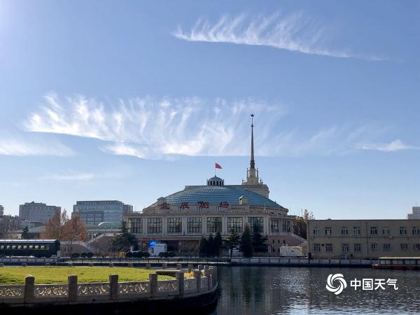 北京天空湛蓝 出现大片“毛卷云”