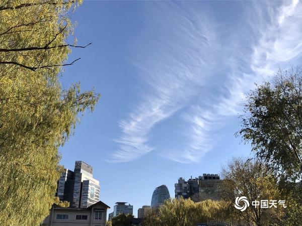 北京天空湛蓝 出现大片“毛卷云”