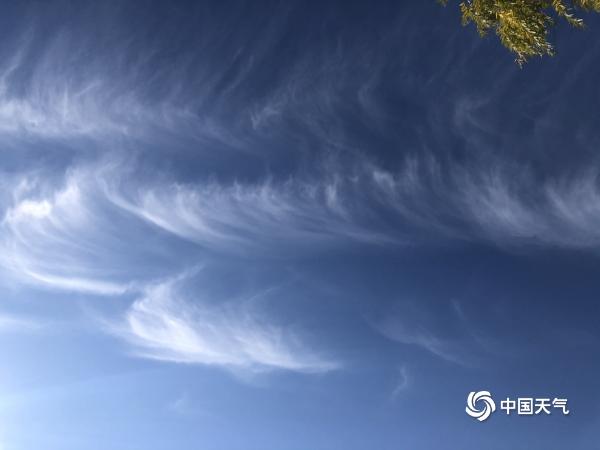 北京天空湛蓝 出现大片“毛卷云”