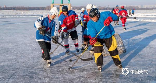 哈尔滨老年冰球队身姿矫健 平均年龄超过60岁