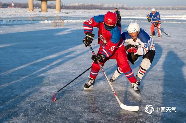 哈尔滨老年冰球队身姿矫健 平均年龄超过60岁