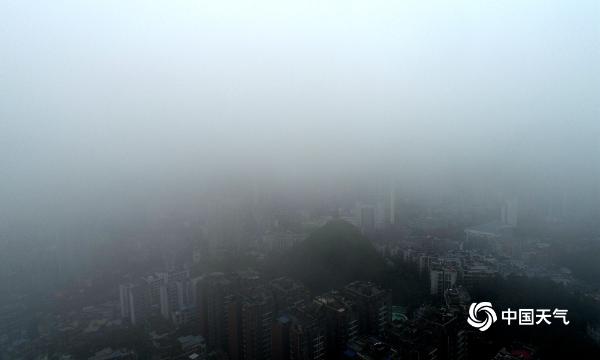 贵阳大雾绕城 局地能见度不足200米