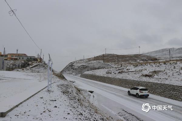 甘肃武威现降雪 致312国道乌鞘岭段道路结冰