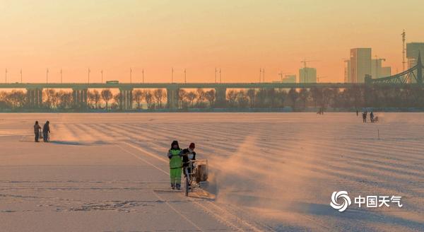 揭秘！一组图看哈尔滨采冰人如何“采冰造景” 
