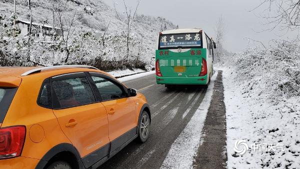 下雪啦！贵州多地今冬初雪悄然而至 天地浑然一体