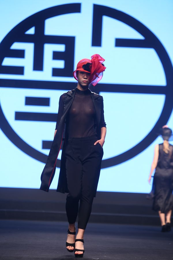 “金鹏奖”获得者吕斌:抒写中国女性时尚新乐章