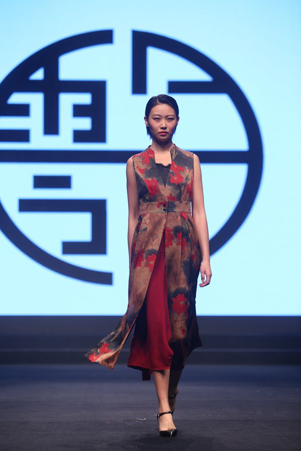 “金鹏奖”获得者吕斌:抒写中国女性时尚新乐章