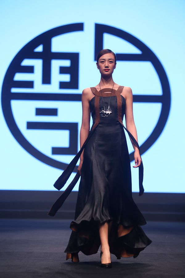 “金鹏奖”获得者吕斌:抒写中国女性时尚新乐章