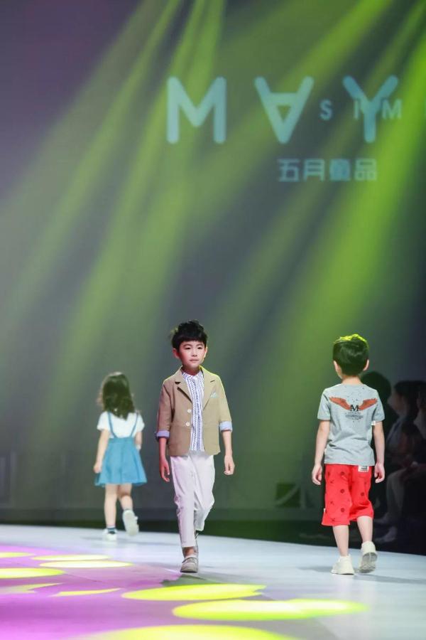 “童创未来·&nbsp; 中国童装小镇”2017年度广东服装行业颁奖盛典圆满落下帷幕