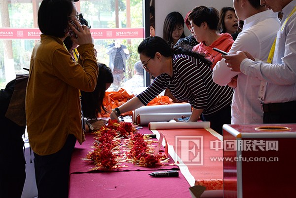 2018新九天丝绸服装采购节暨首届全国丝绸服装高峰论坛举行