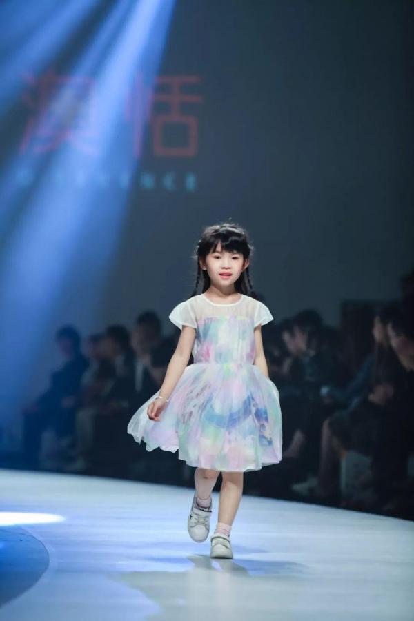“童创未来·&nbsp; 中国童装小镇”2017年度广东服装行业颁奖盛典圆满落下帷幕