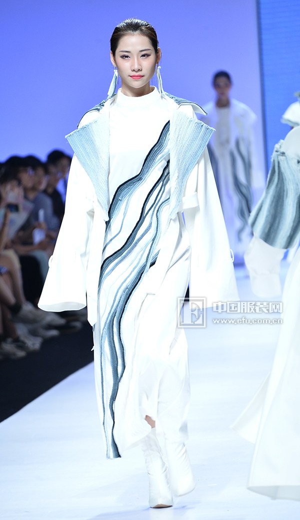 广东大学生时装周｜五邑大学艺术设计学院用“新生代”创新