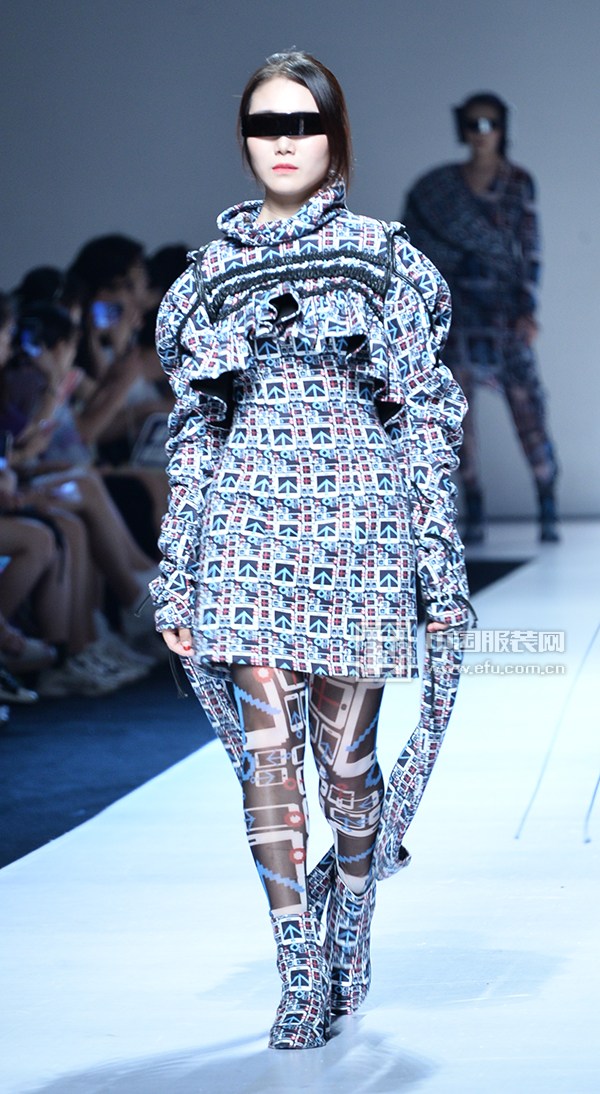 广东大学生时装周｜五邑大学艺术设计学院用“新生代”创新