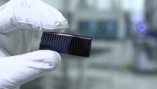 助平流层太阳能无人机无限飞行 汉能薄膜发电技术造万亿市场