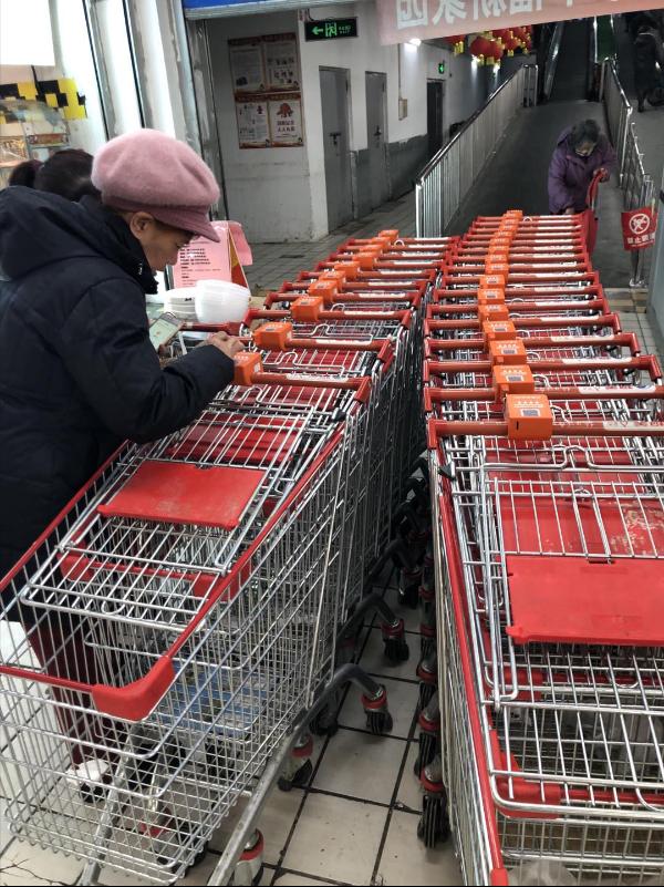 物美强推“多点APP”：不下载就无法解锁超市手推车 老年用户购物备感困难