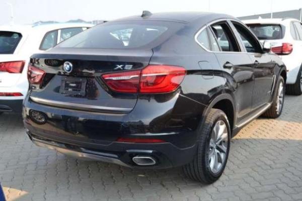 报道】 宝马将X6定义为SAC,也就是全能轿跑车(Sport Activity Coupe)。和定位于侧重公路行驶性能的X5相比,X6在公路性能上进化的更为彻底,在外形设计和动力操控上将跑车的运动能力和SUV的多功能相融合。 平行进口18款宝马X6整体看上去非常大气。尾部搭配LED光源的尾灯,兼具实用性与美观。尊贵大气的外观设计,稳重大气,其犀利的大灯造型使前脸部分更显活力,彰显其独特的气质。强劲澎湃的动力性能,尽显轩昂大气风范。前保险杠更富于立体感,下方进气格栅配以更加动感的横向饰条。 宝马