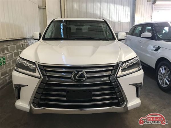 【购车网 天津行情 官方新闻】2018款雷克萨斯LX570现车到店。18新款雷克萨斯LX570方向盘握感舒服,质地优良,多功能按键阻尼明白。8英寸LCD中控台表示屏为触控式,可施展阐发影音、空调、导航等信息功效。雷克萨斯LX570车载蓝牙德律风与挪动德律风连接今后,便可通过内置的麦克风和对讲机举办免提通话。仪表盘和音响体系控制面板遵照LEXUS雷克萨斯将来打算风格,泛起简捷与易把持的特征。 外观方面:18款雷克萨斯LX570硬朗周正的车身线条塑造出毫不妥协的硬汉形像,车灯形状则和LS有几分相像。车头、副驾