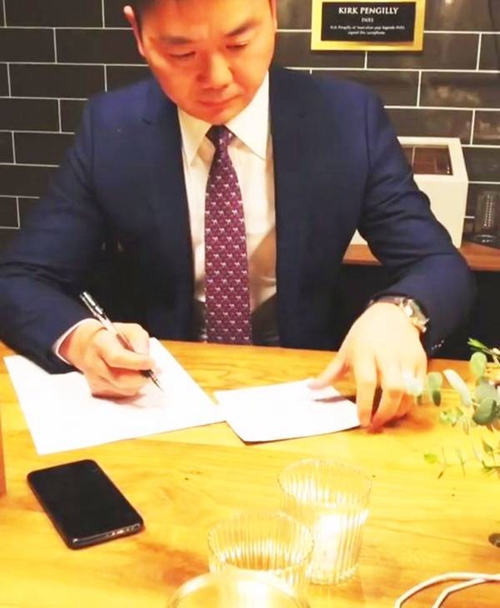 章泽天刘强东甜蜜合影 狗粮在喉心作痛