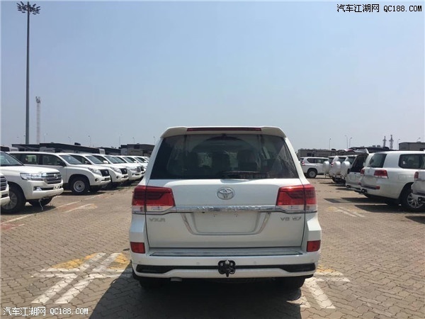 2018款兰德酷路泽5700白色VXR版配置:(7座关单7座一致性),白色金属漆外观,棕色内饰,蠕行系统12气囊,天窗,主副驾驶电动座椅,中央差速锁,环影,迎宾灯,底盘升降,弯道辅助,真皮座椅,座椅通风,桃木内饰,真皮多功能方向盘,冰箱,智能卡,一键式启动,遥控启动,后排头枕娱乐,耳机,座椅记忆,巡航,触摸大屏,大屏倒影,自动空调,蓝牙,电动折叠后视镜,坡道辅助,氙灯LED,285-20轮毂,脚踏,前二后四电眼,拖钩,行李架,雾灯,双油底挂,灰色亮条中网,尾翼,胎压监测,大包围,电动升降尾门