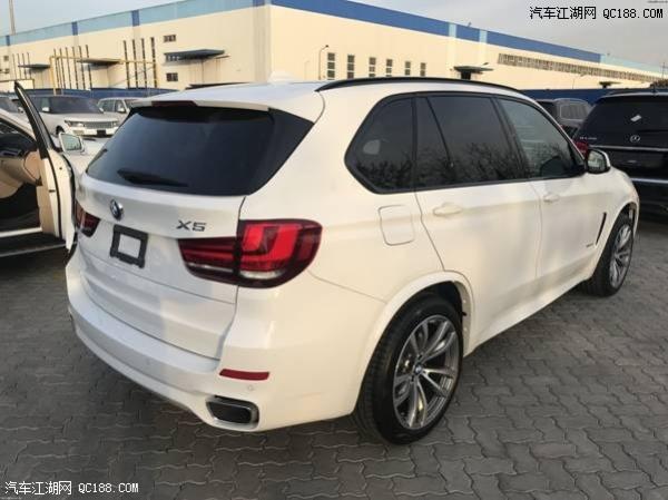 【汽车江湖-优惠促销】 平行进口车自开放以来,一直以较高的性价比对传统4S店造成较大冲击。很多用户也很关心车辆的实际性能配置状况等。我们来到天津国际汽车城为您实地体验了一次2018款宝马X5。总体而言,相对4S传统渠道,该车的性价比异常突出,值得考虑。 2018款宝马X5性价比我觉得还是比较高的,尤其各种人性化的配置非常丰富,使用起来也非常顺手,油耗不错,高速+市区综合油耗9.