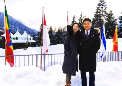 章泽天刘强东甜蜜合影 狗粮在喉心作痛