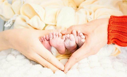 张杰晒女儿小手 语气幸福爆棚