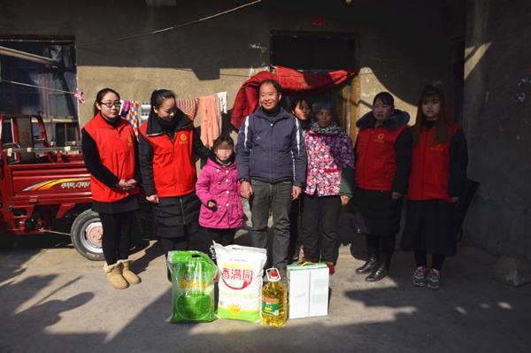 焦作爱心人士情牵贫困女童 小年爱心传温暖