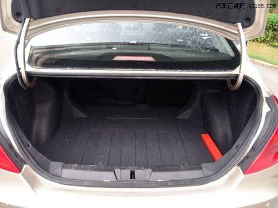 2017款吉利帝豪EV300试驾 新能源领跑者