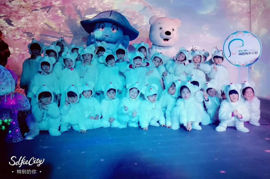 武汉海洋萌宠乐园迎客 汇聚上万只水母